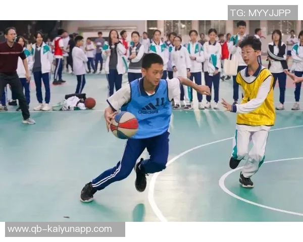 中学生篮球班赛惊现绝杀三分球精彩瞬间引发热议